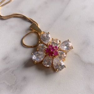 Crystal flower pendent necklace